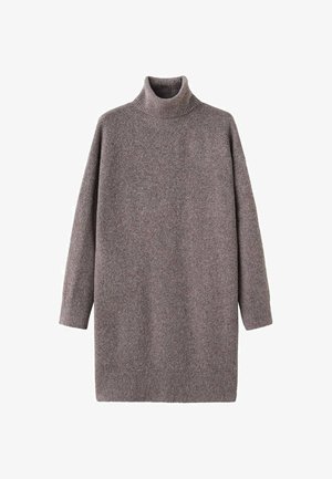 Suéter de gran tamaño con cuello alto en un suave tejido gris. Presenta mangas largas y un corte holgado con textura acanalada en el cuello y el dobladillo.