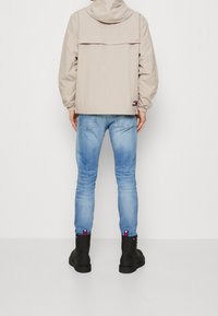 Tommy Jeans Wiatrówka