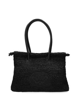 Bolsa tote tejida negra con dos asas resistentes, con un diseño en relieve prominente en el frente y una superficie texturizada.