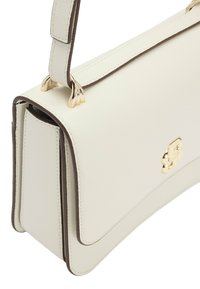 Borsa a tracolla in pelle chiara con forma strutturata, dettagli marroni e logo dorato. Presenta una texture liscia e una tracolla regolabile.