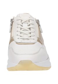 Weiße perforierte Leder-Sneaker mit silbernen Akzenten, vorne mit Schnürung und seitlichem Reißverschluss. Verfügt über eine strukturierte Sohle und eine glatte Oberfläche.