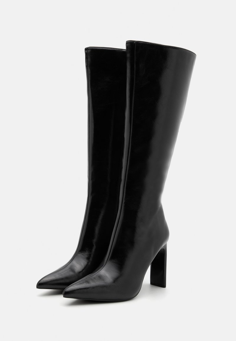Stivali neri in pelle al ginocchio con punta appuntita e tacco alto spesso, caratterizzati da una finitura lucida e un design elegante.