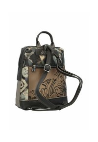 Sac à dos avec un design en matériaux mixtes présentant des motifs complexes dans des couleurs atténuées. Comprend des poignées doubles et une bandoulière réglable.