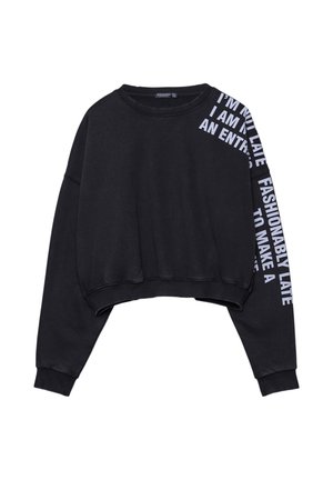 Crna kratka majica od mješavine pamuka, s dugim rukavima, okruglim izrezom i bijelim tekstom na lijevom rukavu.