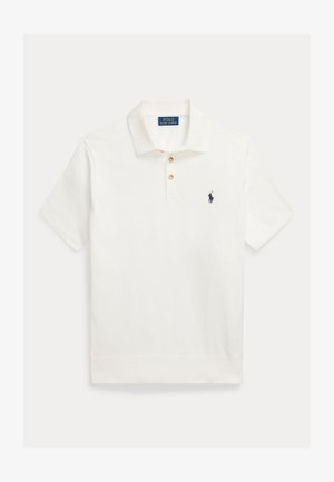 Bela polo majica z zadrgo na gumbu, kratkimi rokavi in majhnim temno modrim logotipom na levi strani prsi. Izdelana iz bombažnega blaga z gladko teksturo.