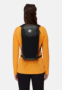 Schwarz-grauer Rucksack mit abgerundetem Oberteil, zwei Reißverschlusstaschen und verstellbaren Trägern. Verfügt über ein Logo an der Oberseite und orangefarbene Akzente.