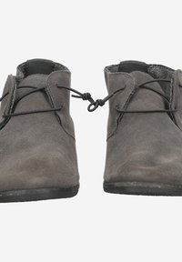 Bottines en daim gris avec un bout arrondi, dotées de lacets noirs et d'une doublure intérieure douce. Semelle en caoutchouc pour une meilleure adhérence. Design simple.