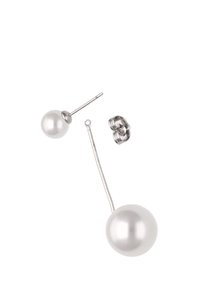 Pendientes de perla blanca con forma redonda y diseño elegante, con un acento en tono plateado y una varilla larga y delgada para un uso seguro.