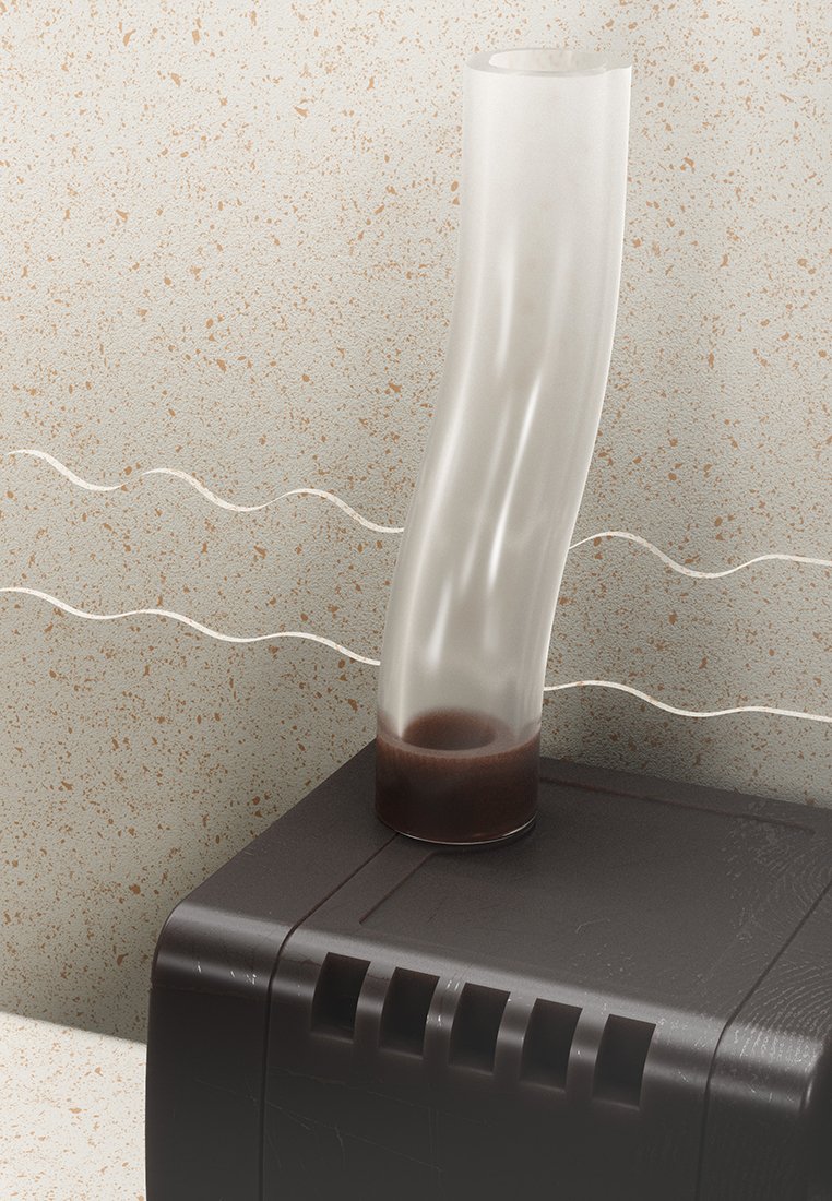 Gebogenes Glasvase mit mattierter Oberfläche, die zu einem braunen Boden übergeht. Auf einer texturierten braunen Oberfläche mit subtilen Wellenmustern im Hintergrund gesetzt.