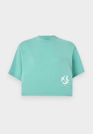 Κοντομάνικο cropped T-shirt σε μέντα πράσινο χρώμα με στρογγυλή λαιμόκοψη και μικρό λευκό λογότυπο "KL" στο κάτω δεξί μέρος του μπροστινού μέρους.