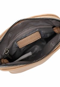 Brązowa skórzana torba z ciemnoszarym wnętrzem z subtelnym wzorem. Zawiera kieszeń zapinaną na zamek oraz metkę wytłoczoną z napisem "Emily & Noah."