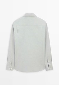 Camicia grigia chiaro a maniche lunghe con colletto, spalla posteriore e polsini con bottoni. Tessuto liscio, vestibilità sartoriale e senza motivi visibili.