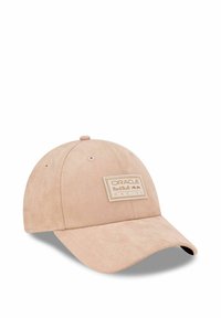 Beige Cap mit Wildleder-Textur, gebogenem Schirm und einem mittig platzierten Logo-Patch, auf dem "ORACLE RedBull RACING" steht.
