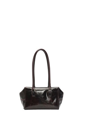 Kleine glänzende schwarze Lederhandtasche mit langen Griffen und rechteckigem Boden, zum Tragen in der Hand oder über der Schulter entworfen.