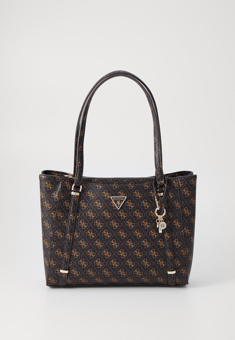 Borsa a mano nera strutturata realizzata in materiale sintetico, con un motivo logo su tutta la superficie in marrone, doppio manico e charm decorativo.