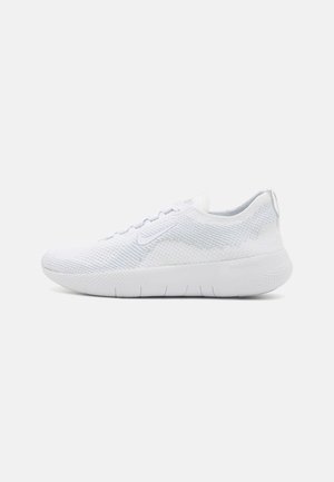 Chaussure de course blanche légère tricotée avec une semelle épaisse amortie et un logo subtil de la marque sur le côté, montrée en profil droit.