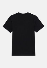 Schwarzes T-Shirt mit kurzen Ärmeln aus Baumwolle, mit einem abgerundeten Ausschnitt, genähten Säumen und einem schlichten Design ohne Muster oder Akzente.