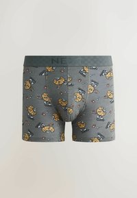 Pilka bokserinės trumpikės su animacinių kroasanų, raudonų uogienių indelių ir įrankių ornamentu, minkštu liemeniu su užrašu „NEXT“.