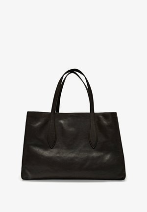 Černá kožená taška přes rameno s hladkým povrchem, obdélníkovým tvarem a dvěma prodlouženými ušima. Minimalistický design bez viditelného kování.