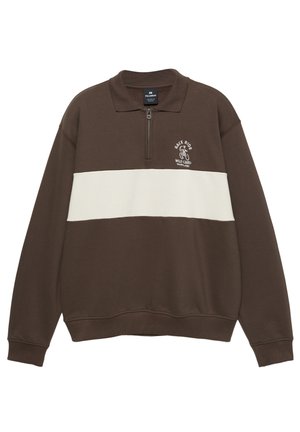 Brun pullover med hvid vandret stribe over brystet, halvlukket krave med lynlås og hvid tekst "Race Ride Wild Card Maryland" med cyklistgrafik på brystet.