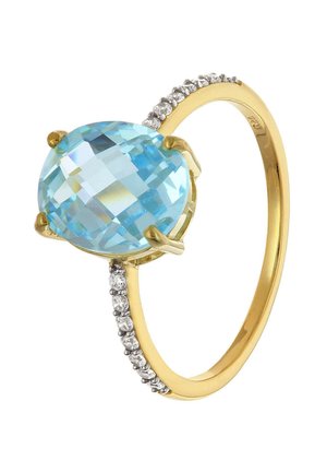 Goldring mit einem großen, runden, hellblauen Edelstein, der an einer Seite von kleinen klaren Steinen in einer Reihe ergänzt wird, um zusätzlichen Glanz zu verleihen.