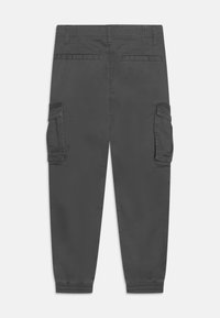 Pantalons cargo gris avec une taille élastique, deux poches latérales et deux poches arrière. Fabriqués à partir d'un tissu lisse et durable.