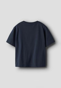 Tums zila kokvilnas T-kreklam ar brīvu piegriezumu, īsām piedurknēm un noapaļotu kakla izgriezumu. Gluda tekstūra un minimāla apdare.