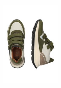 Groene en beige sneakers met klittenbandsluitingen, een textiele bovenkant, gewatteerde enkel, rubberen zool en een lichtbruine accent op de hiel.