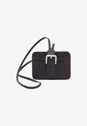 Tarjetero de cuero negro con correa frontal con hebilla y correa delgada para llevar al hombro, diseñado para transportar pequeñas cosas esenciales.