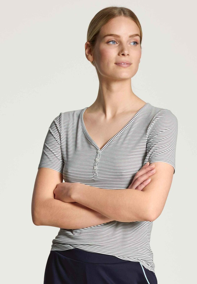 Gestreepte T-shirt met korte mouwen en V-hals in grijs en wit, met een knoopdetail bij de halslijn en een aansluitend ontwerp.