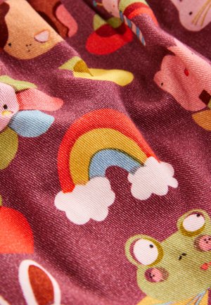 Värikäs kangas, jossa leikkisä kuvio eläimillä, sateenkaarilla ja kukilla. Taustaväri on pääosin viininpunainen, ja siinä on erilaisia kirkkaita yksityiskohtia.