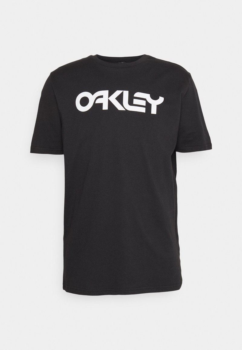 Camiseta de algodón negra con un gran logotipo blanco "OAKLEY" impreso en el pecho. Cuello redondo y mangas cortas, corte estándar.