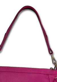 Fuchsia leren handtas met een gladde textuur, voorzien van een enkele schouderband en accenten in goudkleurig metaal. Ritsluiting aan de bovenkant.