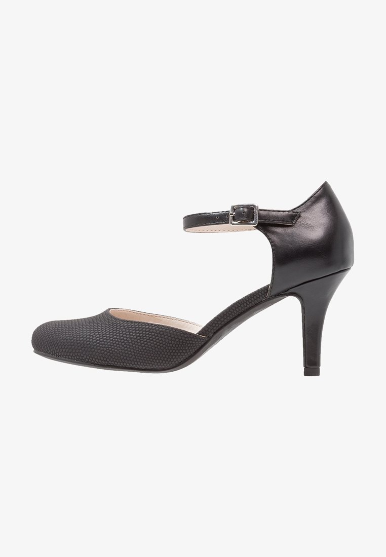 Chaussure à talon haut noire avec une bride à la cheville, présentant un avant texturé et un dos en cuir lisse, ainsi qu'un talon étroit pour des occasions formelles.