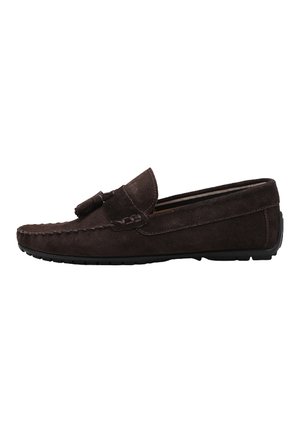 Mocassin pour homme en daim brun foncé avec pampilles, coutures mocassin, et semelle en caoutchouc, vu de côté extérieur.