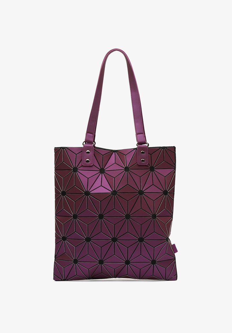Tote bag z vijoličastim geometrijskim vzorcem iz sintetičnega materiala, z črnimi detajli, pravokotne oblike in dvojnimi ročaji.