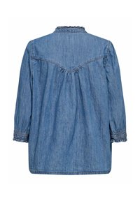 Camicia di denim di colore azzurro chiaro, con maniche lunghe a sbuffo con polsini arricciati, colletto arricciato e dettaglio dietro raccolto.