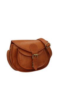 Bruine leren crossbodytas met voorflap, gespsluiting en verstelbare schouderband op een witte achtergrond.