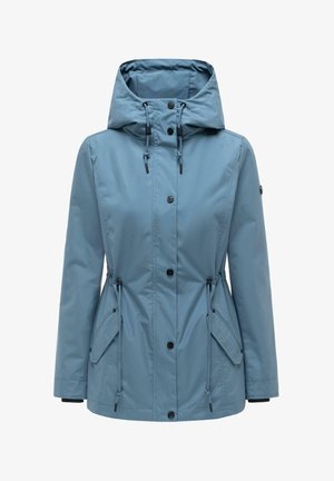 Jasnoniebieska przeciwdeszczowa kurtka z kapturem, zapinana na guziki z przodu, z regulowanymi sznurkami w pasie, kieszeniami z patkami oraz długimi rękawami.