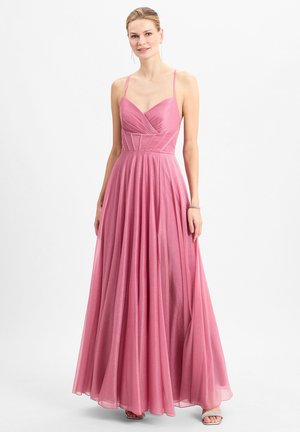 Roze, vloerlange jurk met spaghettibandjes, geplisseerde corsage en vloeiende, met glitters bezaaide stof. Gladde textuur en zachte val door de hele jurk.
