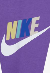 Nike Sportswear CLUB SET UNISEX  - Ikdienas džemperis - black raspberry