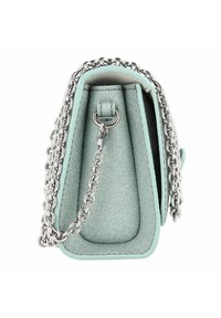 Bolso de hombro mini en suave tela verde menta con brillo metálico. Correa y acentos en plata. Forma estructurada con una apertura lateral.
