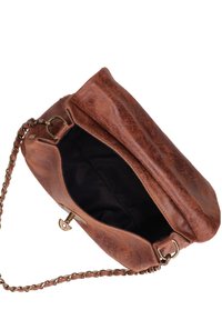 Borsa a tracolla in finta pelle marrone con una tracolla a catena, dotata di chiusura a scatto magnetico e finitura testurizzata. Interno foderato in tessuto nero.