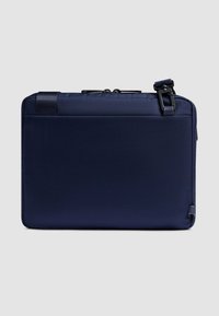 Navyblaues Laptopetui aus strukturiertem Stoff, rechteckige Form, mit einem oberen Reißverschluss und verstellbarem Tragegurt. Minimalistisches Design, keine sichtbaren Logos.