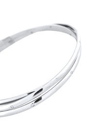 Bracelet en argent avec deux bandes entrelacées, finition polie et petits bijoux transparents incrustés sur un côté.