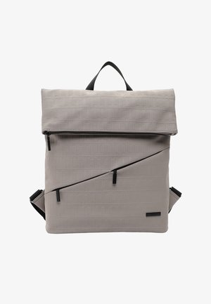 Vaaleanharmaa reppu, jossa on tekstuuripinta, rullattava sulkeminen, etulokero vetoketjulla ja säädettävät hihnat. Silkkinen synteettinen materiaali.