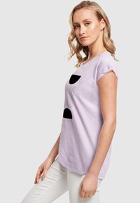 Merchcode ABSTRACT LINES EXTENDED SHOULDER TEE - T-shirts print - lilac