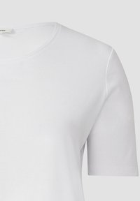 Witte katoenen t-shirt met een ronde halslijn, korte mouwen en een gladde textuur. Eenvoudig ontwerp zonder patronen of versieringen.