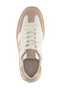 Weißer Ledersneaker mit grauen Wildlederakzenten, rundem Zehenbereich, strukturierter Gummisohle in Karamellfarbe und flachen Schnürsenkeln in klassischem sportlichem Design.