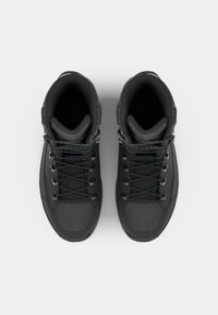 Schwarze High-Top-Sneaker mit strukturierten Stoffakzenten, Gummisohlen, verstärkten Zehenkappen und flachen Schnürsenkeln. Das Innenfutter ist weich und gepolstert.